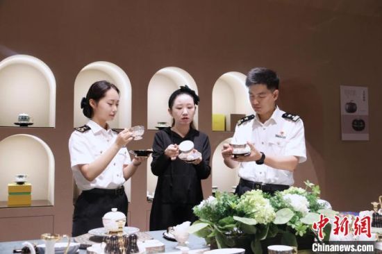 圖為蘭州海關所屬敦煌機場海關關員向轄區(qū)文創(chuàng)企業(yè)開展業(yè)務宣講。金陽 攝