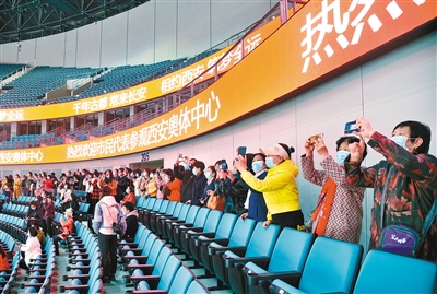 3月22日，市民代表參觀西安奧體中心。（資料圖片 首席記者 王健 實習(xí)生 李緯坤 攝）
