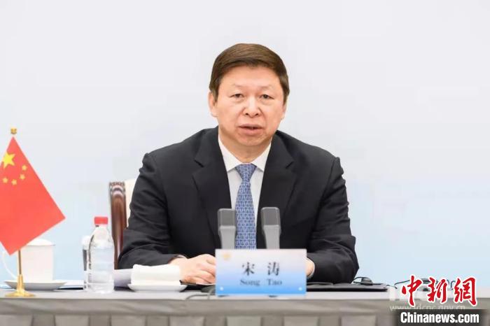 中共中央對外聯(lián)絡(luò)部部長宋濤出席并作主旨講話。 中聯(lián)部 供圖 中共中央對外聯(lián)絡(luò)部部長宋濤出席并作主旨講話。 中聯(lián)部 供圖