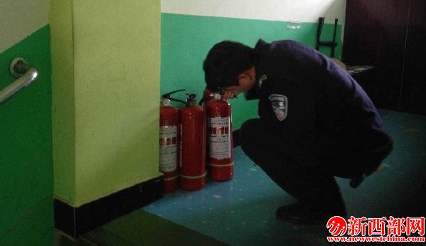 大柳塔派出所對消防器材檢??jpg