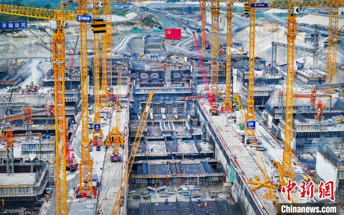 圖為平陸運河企石樞紐施工現(xiàn)場?！∑疥戇\河集團 供圖