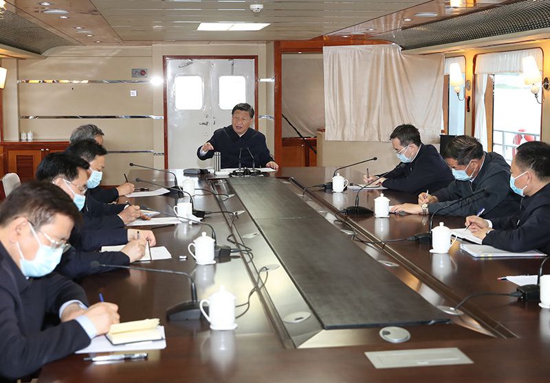2021年5月13日，習(xí)近平總書(shū)記在河南南陽(yáng)市淅川縣乘船考察丹江口水庫(kù)，聽(tīng)取有關(guān)情況匯報(bào)。