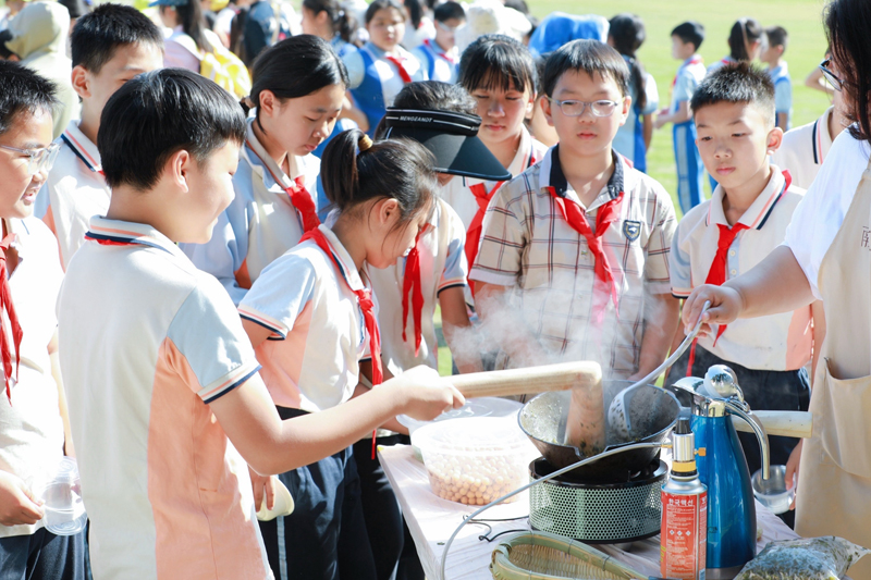 南寧市華西路小學開展秋季研學實踐活動,高年級學生體驗打油茶等非遺項目。南寧市華西路小學供圖