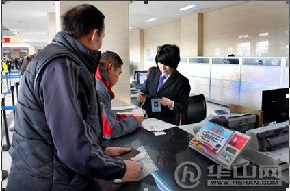 車輛管理所業(yè)務(wù)大廳秩序井然，工作人員接待熱情。(資料照片)