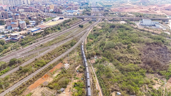 首趟南寧至粵港澳大灣區(qū)鐵路貨運班列從南寧國際鐵路港發(fā)車。黃澤威攝