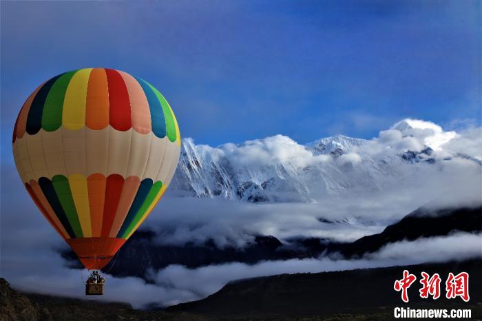 圖為雅魯藏布大峽谷旅游景區(qū)開展的與南迦巴瓦峰肩并肩的熱氣球體驗(yàn)項(xiàng)目(資料圖)?！∥鞑芈糜喂煞萦邢薰?供圖 