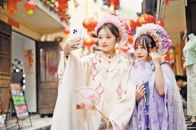 南岸區(qū)敦厚坡老街作為重慶首個“簪花一條街”，吸引了大量游客前來打卡。通訊員 郭旭 攝\視覺重慶
