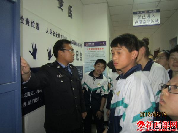 警營(yíng)??????民警向?qū)W生介紹辦案區(qū)情況.jpg