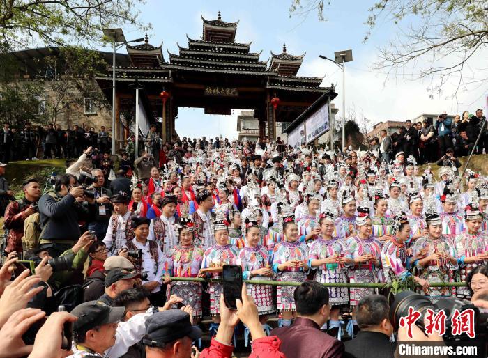 廣西三江侗族自治縣梅林鄉(xiāng)“二月二”侗族大歌節(jié)活動吸引游客前來體驗侗鄉(xiāng)風(fēng)情?!↓徠湛?攝