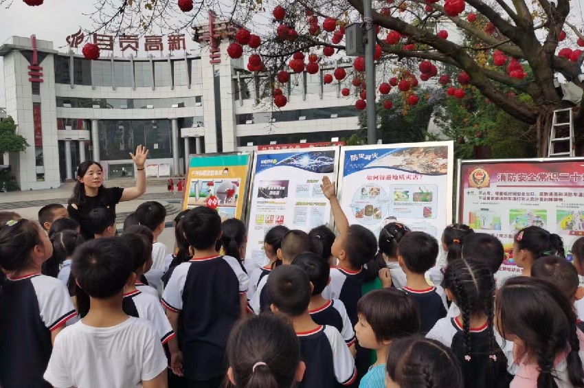 5月9日，自貢市匯東實(shí)驗(yàn)小學(xué)春華校區(qū)組織開展防震減災(zāi)科普活動(dòng) 。自貢市應(yīng)急管理局供圖
