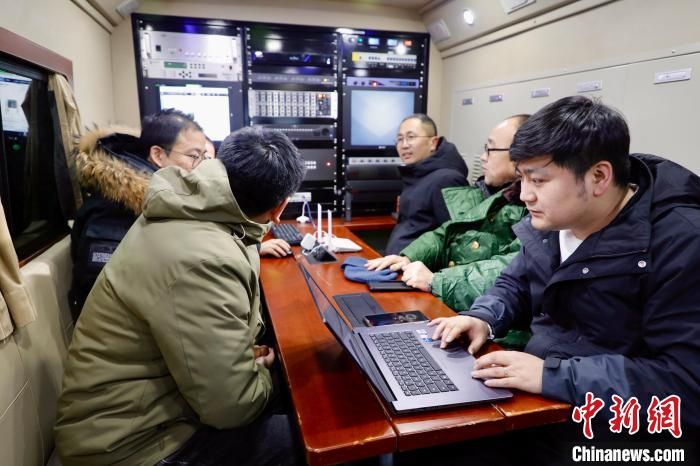 圖為工作人員為此次飛行提供服務(wù)保障。　榆陽區(qū)委宣傳部供圖