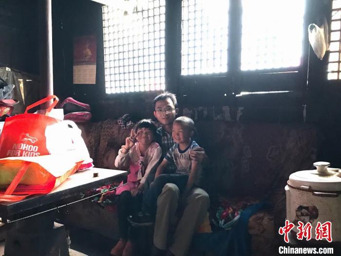 胡建亮在結(jié)對幫扶的貧困戶家。受訪者 供圖
