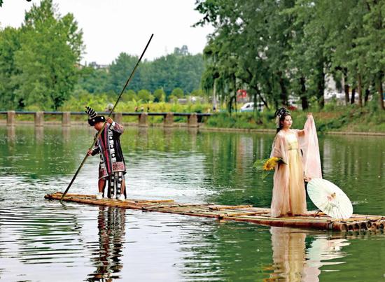 湄潭縣黃家壩鎮(zhèn)船邊村，游客乘竹筏觀賞湄江景色(遵義圖庫 楊國慶 攝)