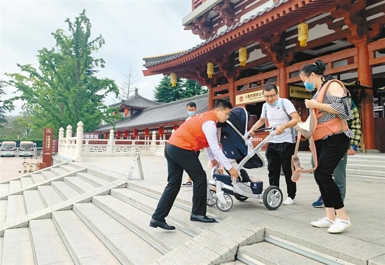 志愿者在大唐芙蓉園門口為游客提供幫助。(資料圖片)