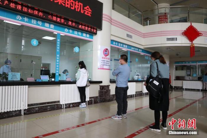 資料圖:某醫(yī)院門診大廳 <a target='_blank' >中新社</a>記者 楊迪 攝 點(diǎn)擊進(jìn)入下一頁(yè)
