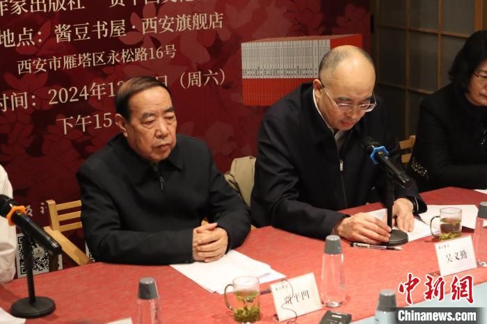 圖為賈平凹(左一)在讀者見(jiàn)面會(huì)現(xiàn)場(chǎng)?！±钜画[ 攝