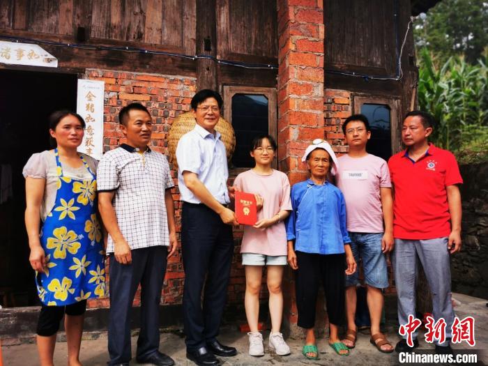 陳立群為學(xué)生送喜報。受訪者 供圖