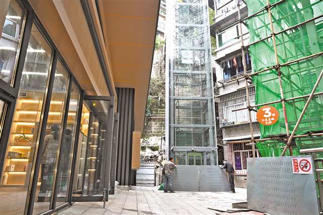渝中區(qū)兩路口街道紅星亭坡小區(qū)，新建的無障礙電梯。（本報資料圖片）記者 羅斌 攝/視覺重慶