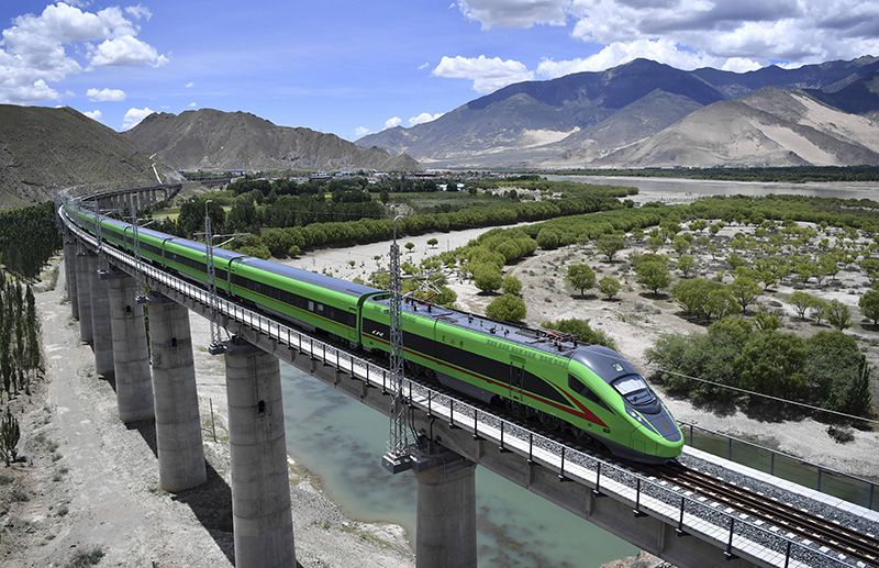 2022年6月22日，復(fù)興號(hào)列車(chē)行駛在西藏山南境內(nèi)。