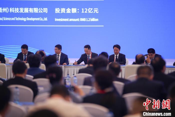圖為2021年生態(tài)文明貴陽國際論壇閉幕現(xiàn)場?！■暮陚?攝