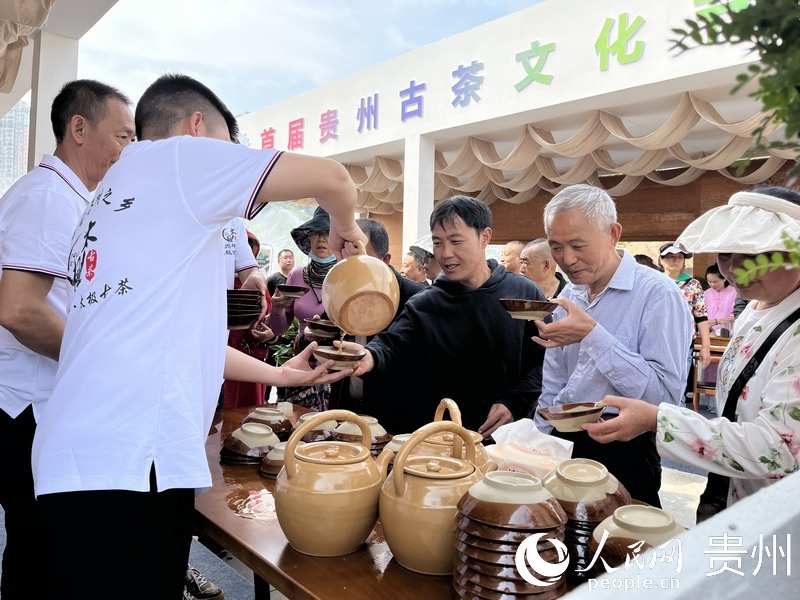 賓客現(xiàn)場品茗。人民網(wǎng) 李麗萍攝