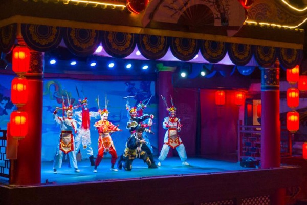 融創(chuàng)渝樂(lè)小鎮(zhèn)表演。重慶融創(chuàng)文旅城供圖