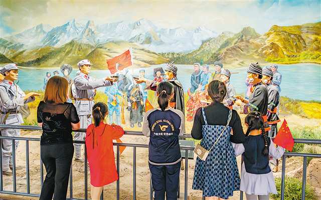 10月1日，開州區(qū)，游客在劉伯承同志紀念館游覽參觀。通訊員 王曉宇 攝/視覺重慶