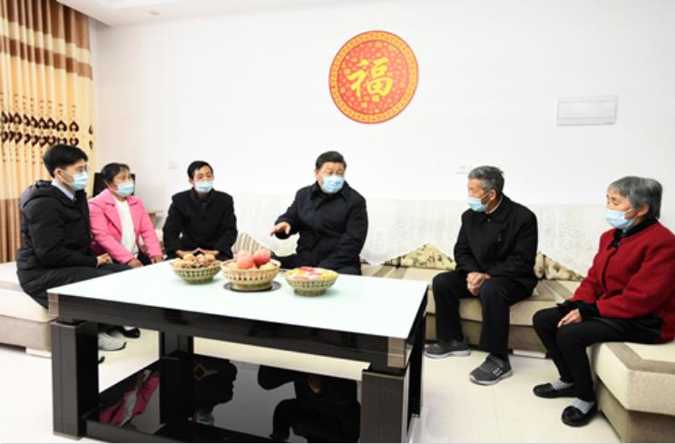 4月21日，習(xí)近平在安康市平利縣老縣鎮(zhèn)錦屏社區(qū)，同搬遷戶(hù)汪顯平一家圍坐在一起拉家常。