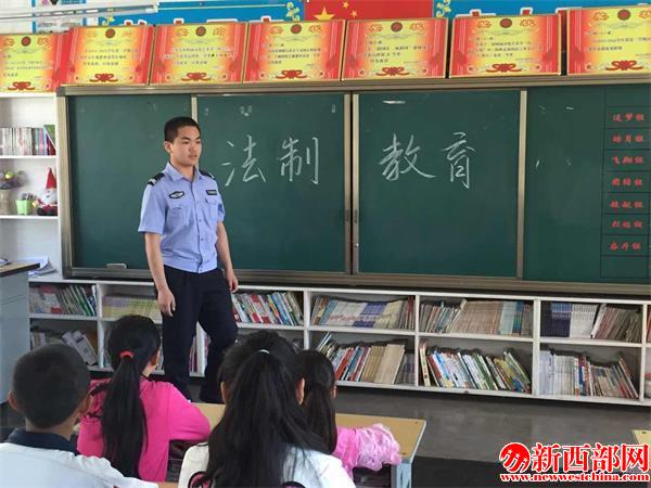 大柳塔派出所民警對(duì)學(xué)生開展教??.JPG