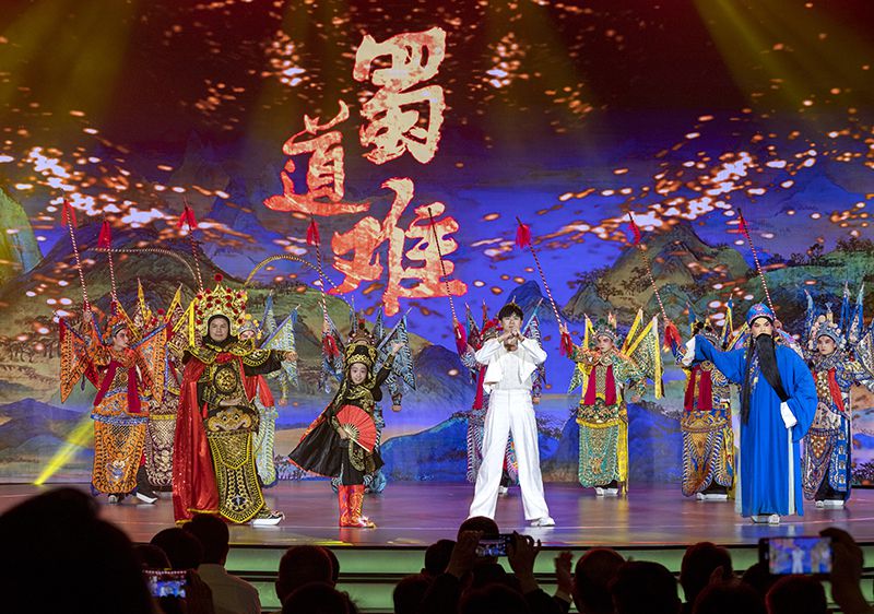 2023年10月13日，成都，“把青春華章寫在祖國大地上”大思政課網(wǎng)絡(luò)主題宣傳和互動引導(dǎo)活動在四川大學舉行。