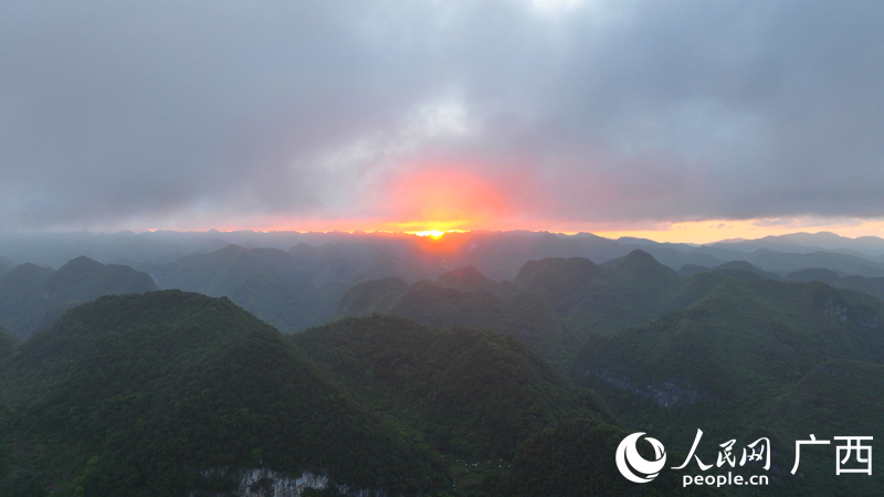 樂(lè)業(yè)高山落日。人民網(wǎng) 付華周攝