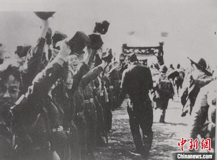圖為1950年湯池民眾夾道歡迎解放軍(資料圖)?！钜嬷夜﹫D 攝